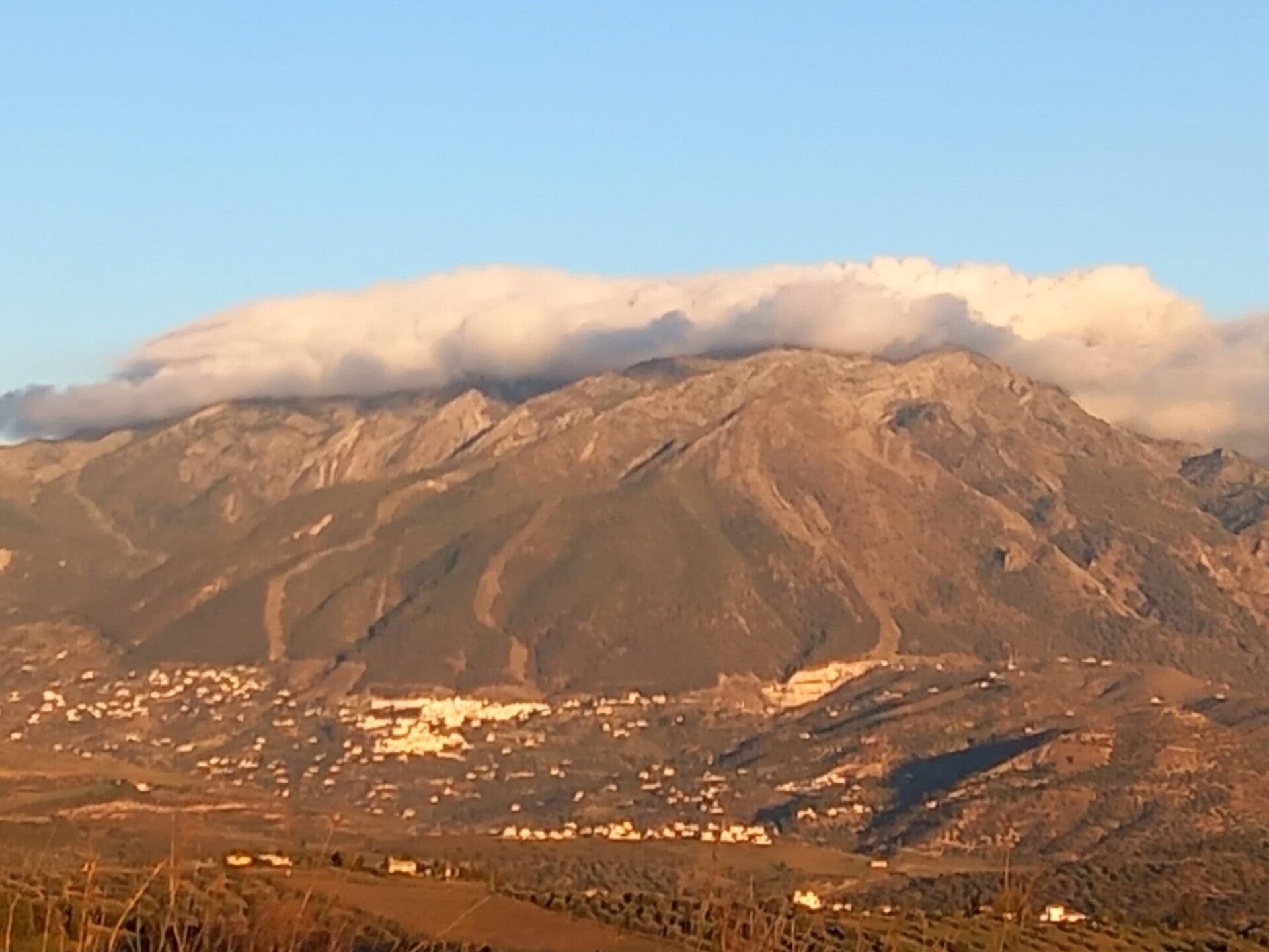 LA MAROMA PEAK MALAGA WANDELEN SENDERISMO HIKING TOCHTEN ACTIVITEIT VOOR FAMILIE EN VRIENDEN NATUURLIJKE SCHOONHEID, RUST EN RUIMTE MAROMA BEKLIMMEN