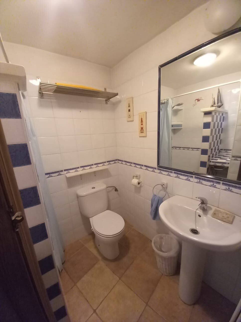 BADKAMER VAKANTIEWONING SEDELLA AXARQUIA MALAGA MET DOOUCHE TOILET WASTAFEL VAKANTIEWONING RELAXED RUST NATUUR CULTUUR IN SPAANS WIT AUTHENTIEK  DORP