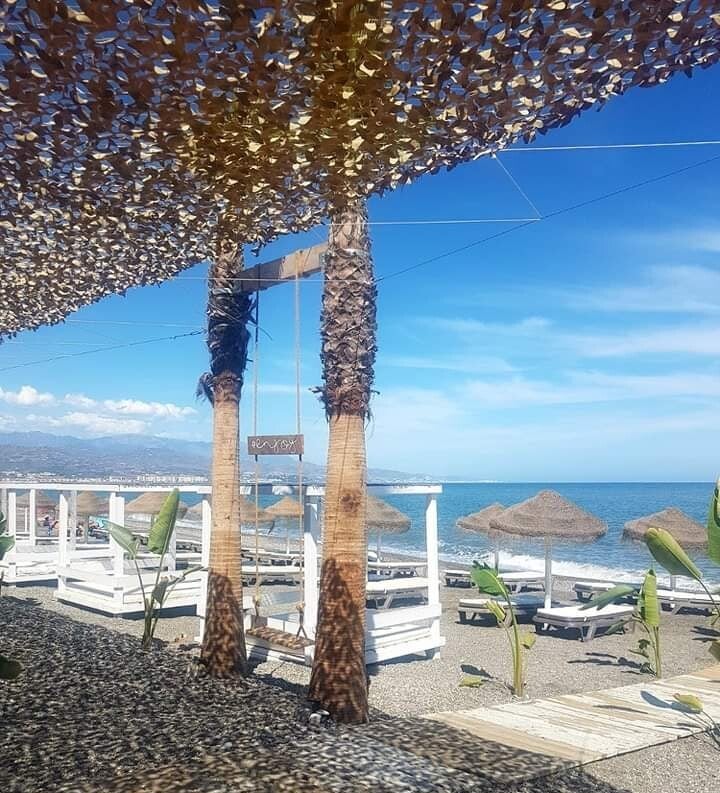 VAKANTIE COSTA DEL SOLSTRAND ZEE ZON ZAND IN TORRE DEL MAR CHIRINGUITO PARASOL SOMBRILLA DRINKS TAPAS AXARQUIA MALAGA