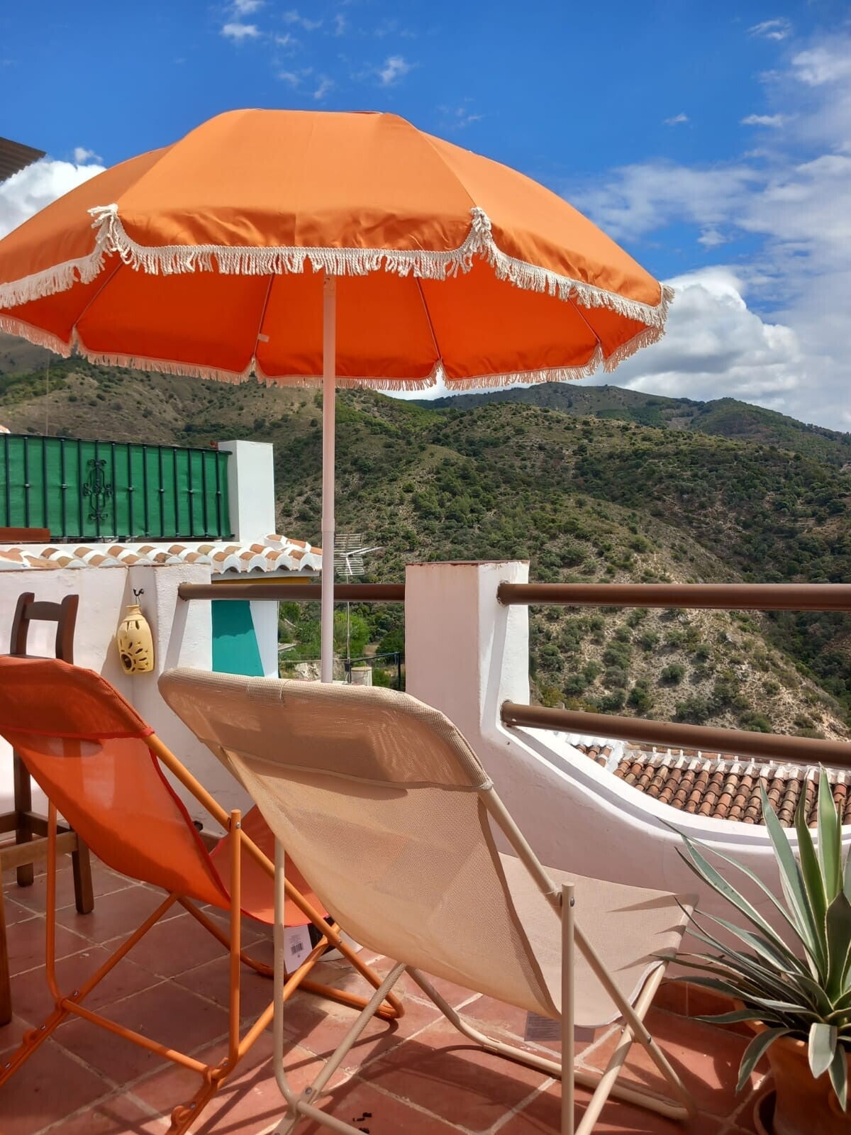 CASA TIENDA IS DE WINKEL WAAR DE TUINSET VANDAAN KOMT METPARASOL SOMBRILLA  EN LUIE STOELEN. LEKKER COMFORTABEL GENIETEN VAN HET UITZICHT OP DE BERGEN MAROMA EN HET NATUURPARK TEJEDA BIJ SEDELLA