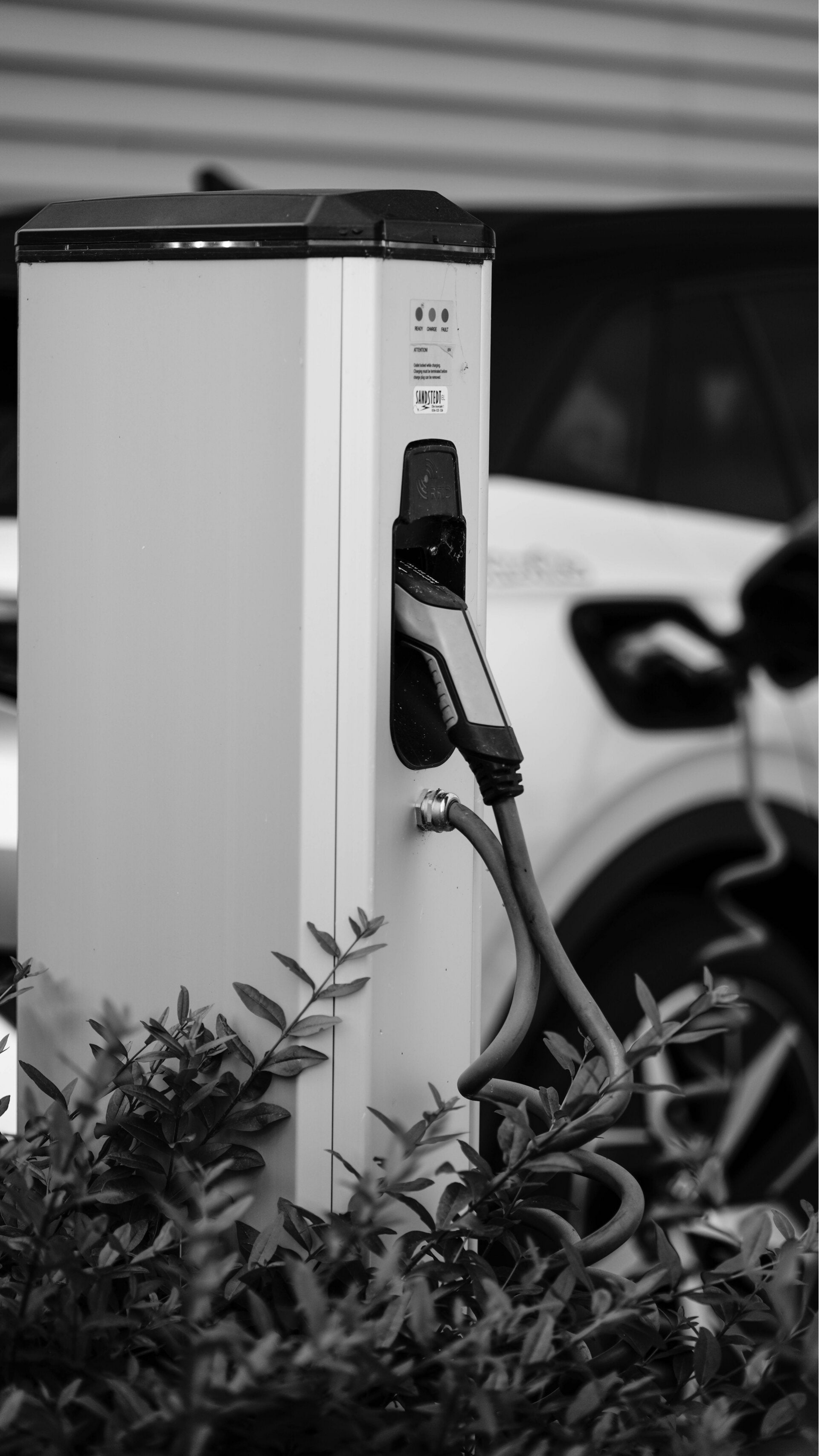 Pionniers des solutions écologiques, expert pour l'installation de bornes de recharge électrique pour véhicules. Que vous soyez un particulier, une entreprise, une copropriété ou un syndic à Pau, nous vous accompagnons dans la transition énergétique avec 