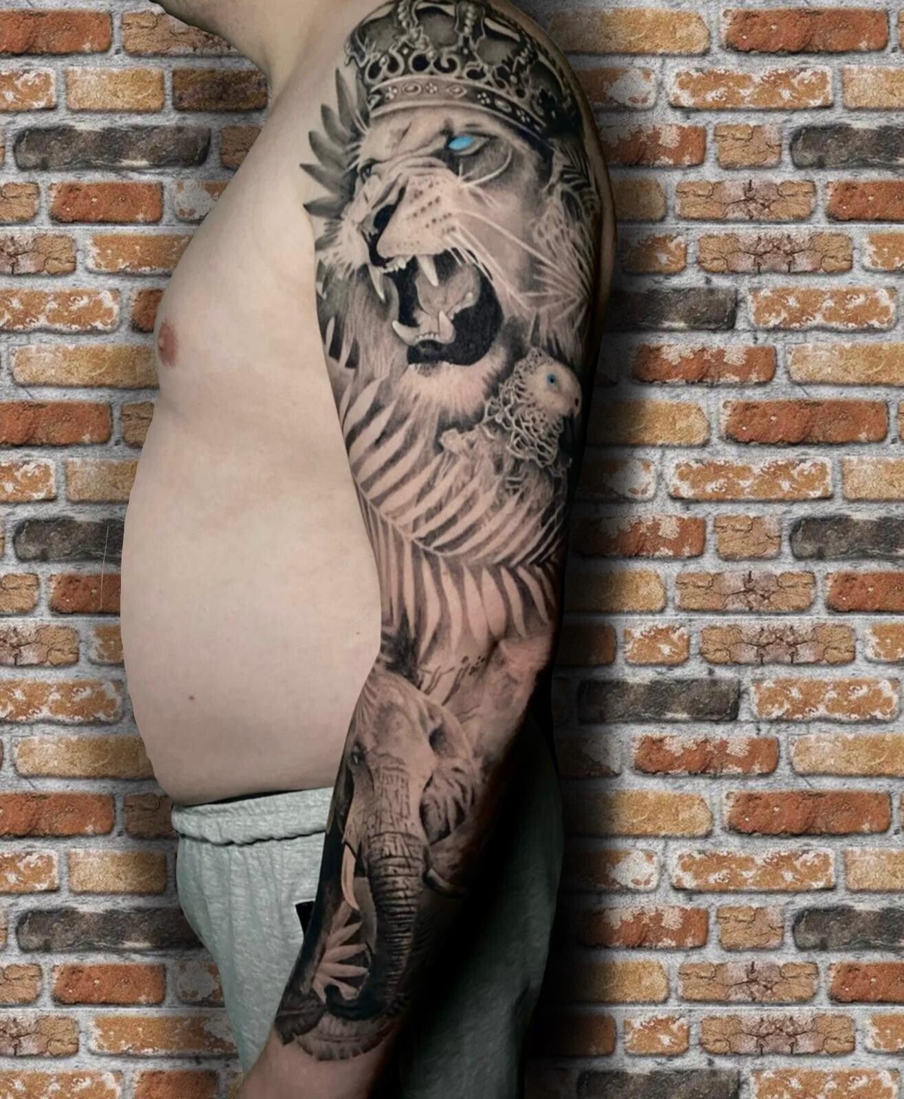 Black and grey sleeve tattoo van Ink My Whole Body in Waalwijk