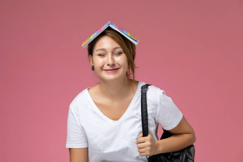 Une adolescente souriante avec un sac à dos pour une rentrée scolaire sereine