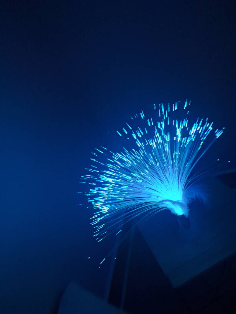Fibre optique lumineuse dans un espace SNOEZELEN sensoriel et apaisant.