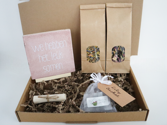Cadeau pakket met tegeltje 'We hebben het leuk samen'