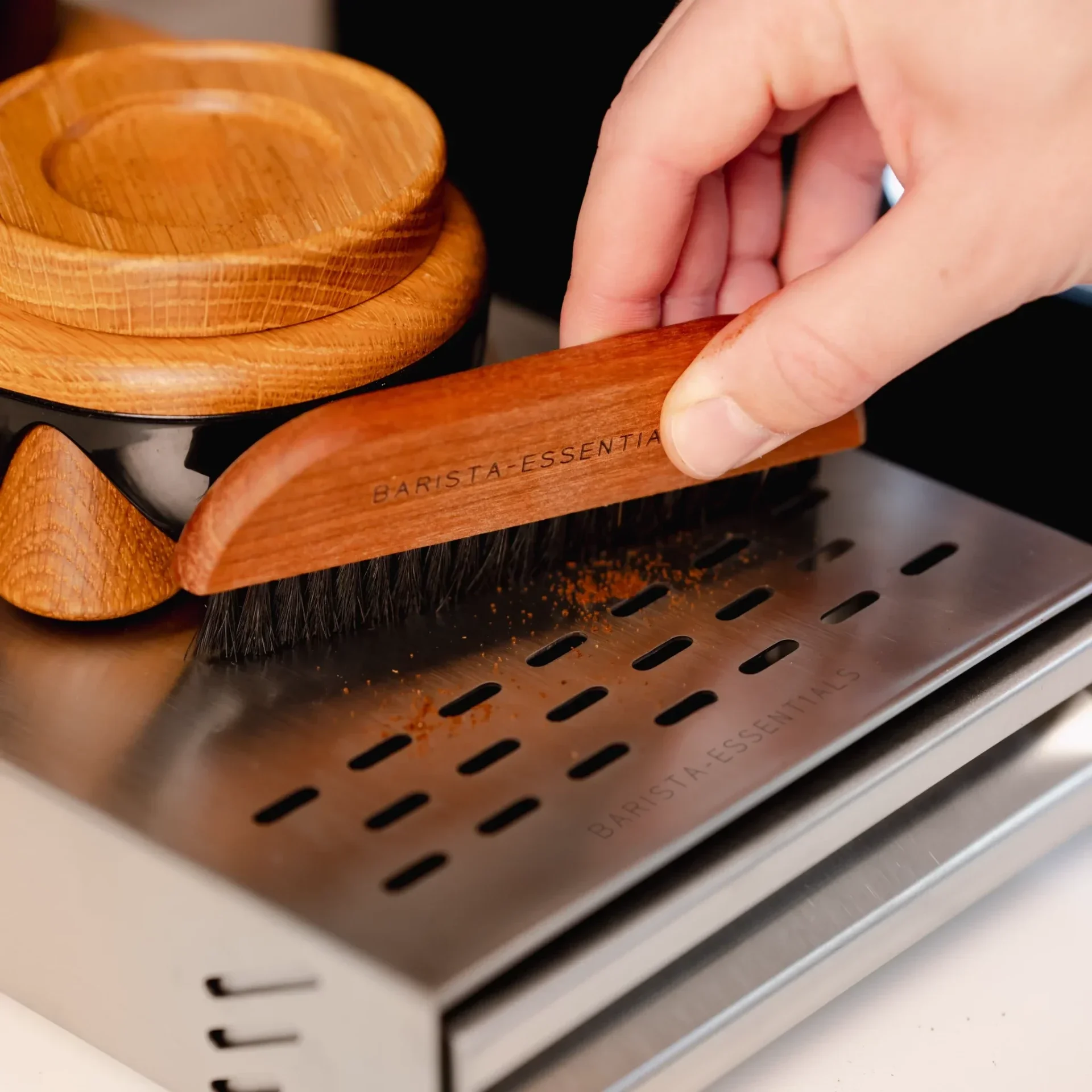 Thuisbarista maakt de Mini Uitkloplade van Barista Essentials schoon met houten borstel