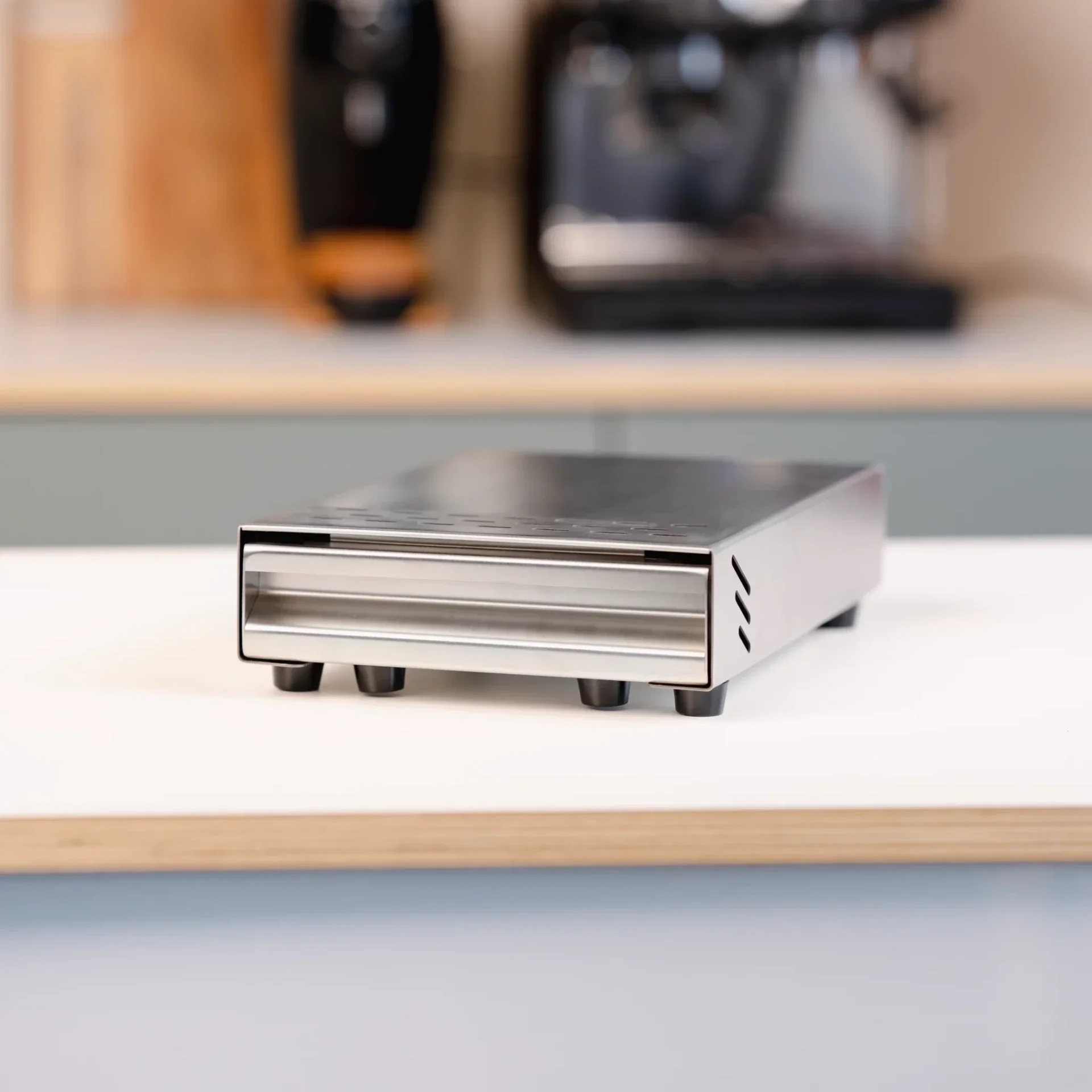 Gesloten Mini Uitkloplade knock-drawer van Barista Essentials, compact RVS ontwerp voor koffiepucks