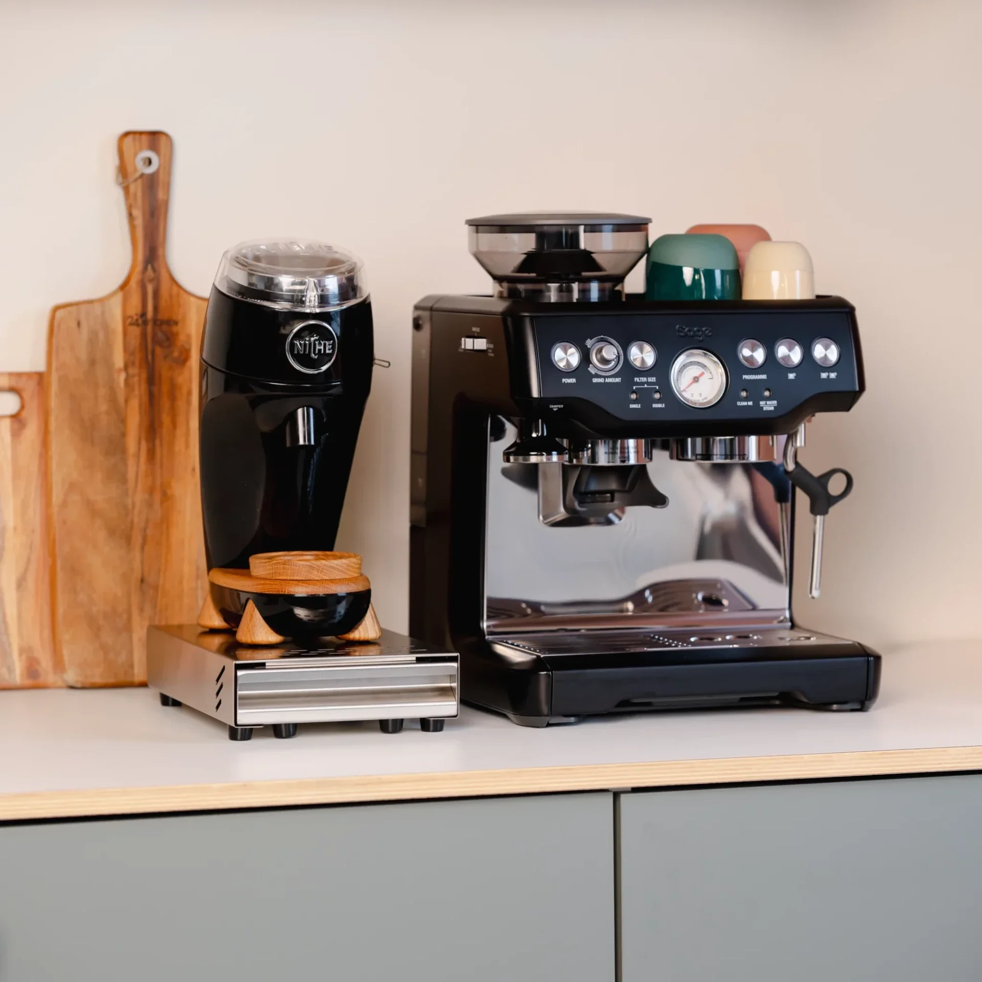 Mini Uitkloplade RVS van Barista Essentials naast Niche koffiemolen en Sage espressomachine in koffiehoek thuis