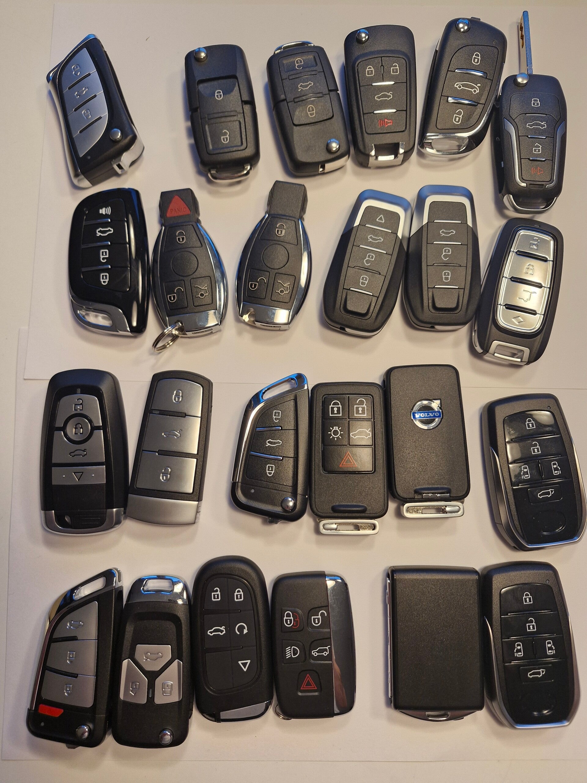 Et udvalg af vores bilnøgler, og fjernbetjeninger