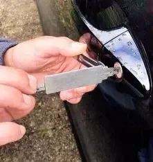 Skånsam oplukning af bil og koding af nyt nøgleblad