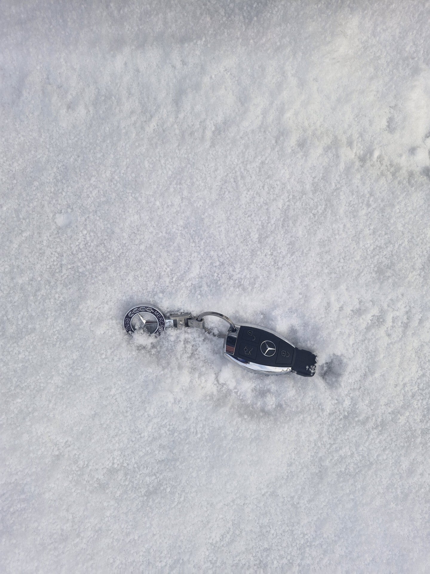 Misted bilnøgle i sne, klar til  omkodning efter reperation af remote til bil