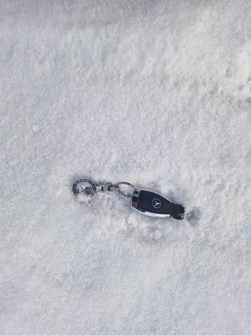 MercedMistet mercedez bilnøgle og nøglering ligger i sneen