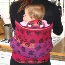 kindje op de rug tijdens het koken