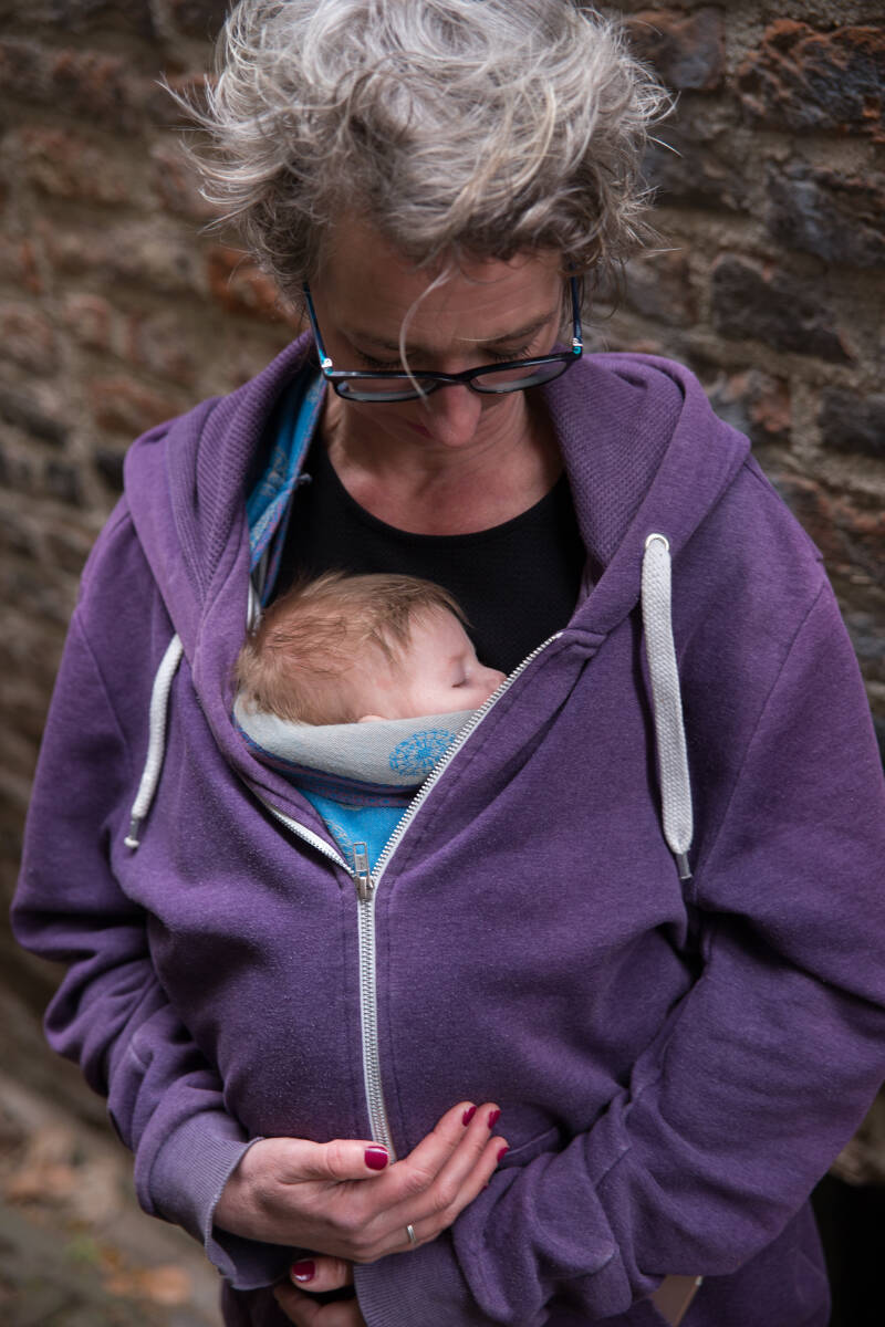 Bo met Fieke onder haar jas