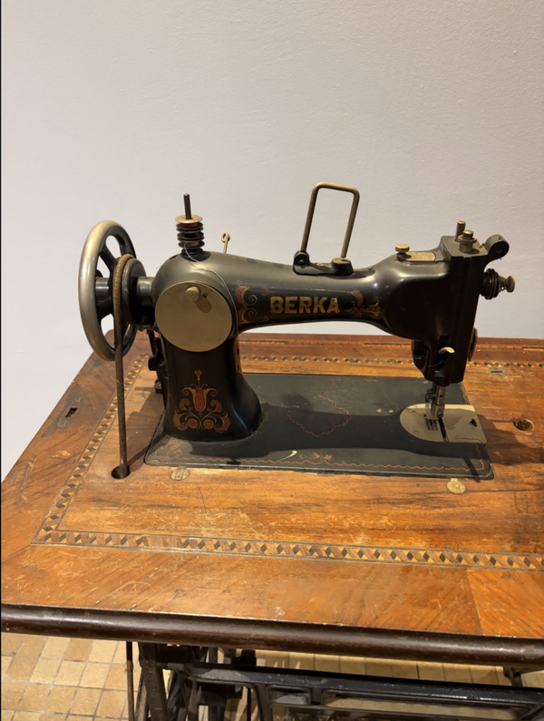 Antieke Berka Trapnaaimachine – Gietijzer & Ingelegd Hout – Decoratief & Compleet