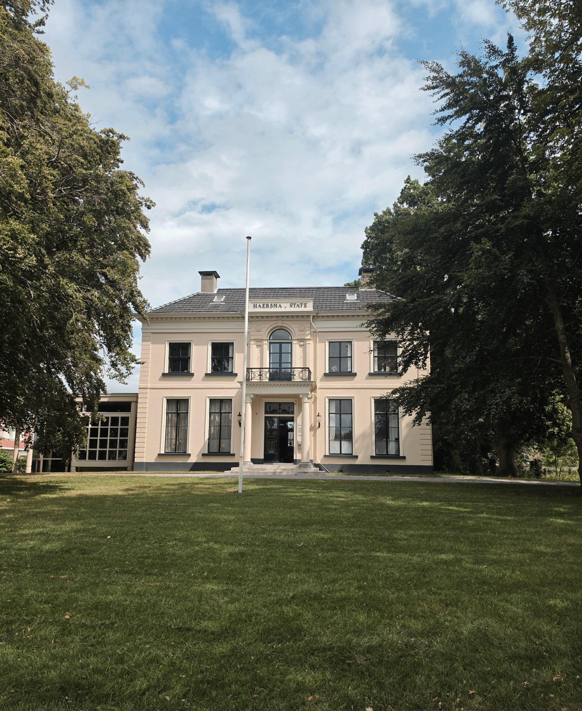 Vooraanzicht van Haersma State in Drachten, waar het kantoor van DUIFINA interieurdesign gevestigd is. Interieurstyliste Drachten. Interieuradvies Friesland. Interieuradvies Groningen.