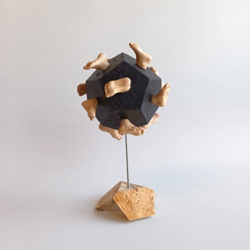 Twaalfvlak voetjes "Stante pede". Wood, ceramics, metal, acylic paint. 25x15x15 cm. 2025. € 950,-