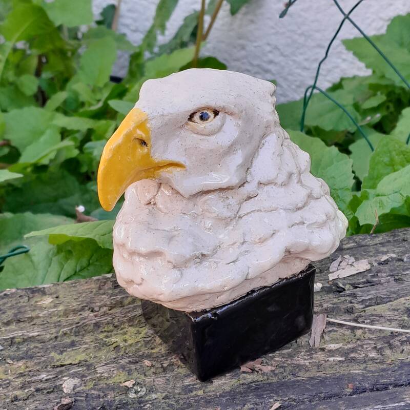 Arend kop, Eagle head. Ceramics, glazing. Ca. 14 x10 cm. 2026. € 550,-