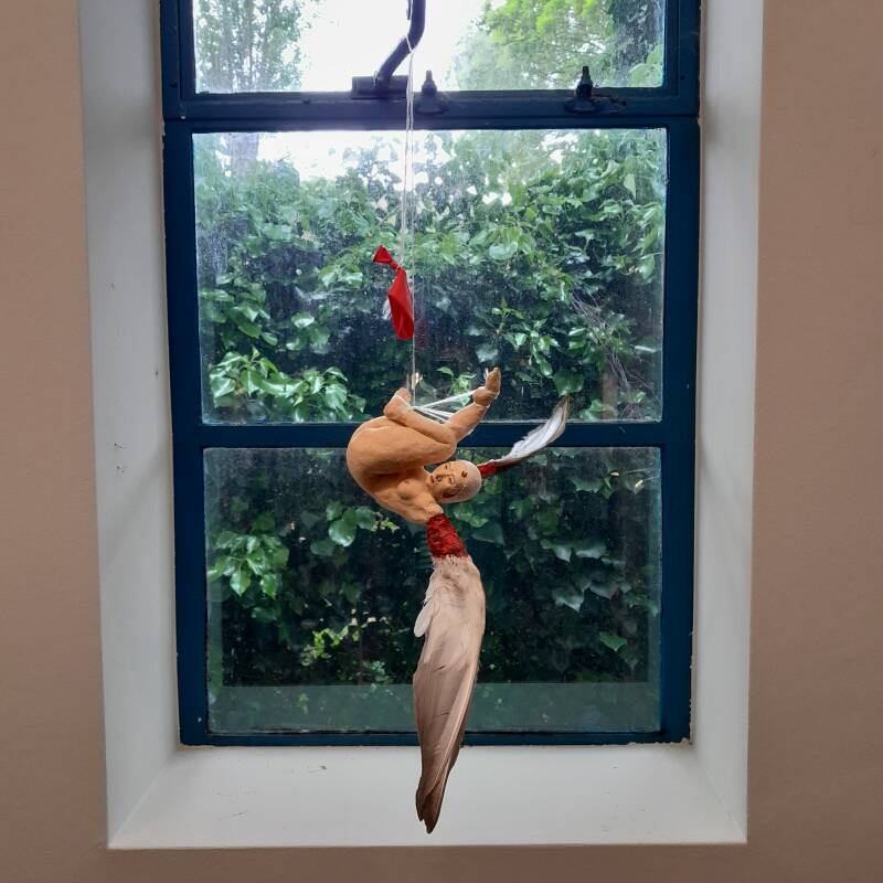 De zus van Icarus / Icarus sister. Ceramics, birdwings, balloon, rope, acrylic paint. 16x16x58 cm. 2026. € 1200,-