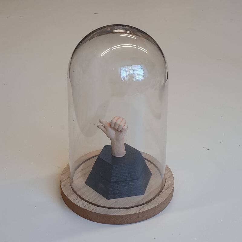 Twaalf handjes (Twelve hands). Ceramics, wood, dome. 2026