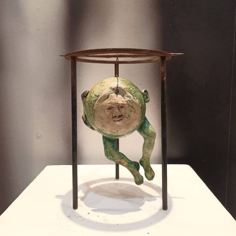 Hero (face on). 25x15x15 cm. Ceramics, glazing, metal stand, plastic spatula. 2024. € 475