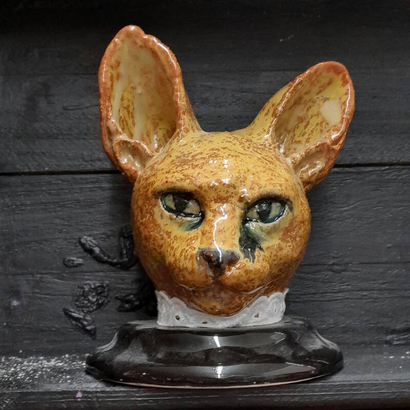 Kattekop. Ceramics, glazing, ribbon 16x14x10 cm, 2024. (Sold)