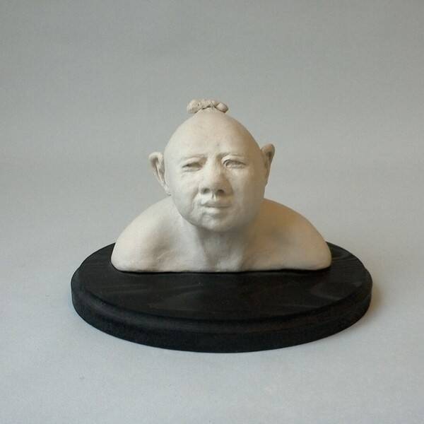 Schiltzie. Keramiek op houten voet / Ceramics on wooden foot. 7.5x13x12 cm, 2008. € 350
