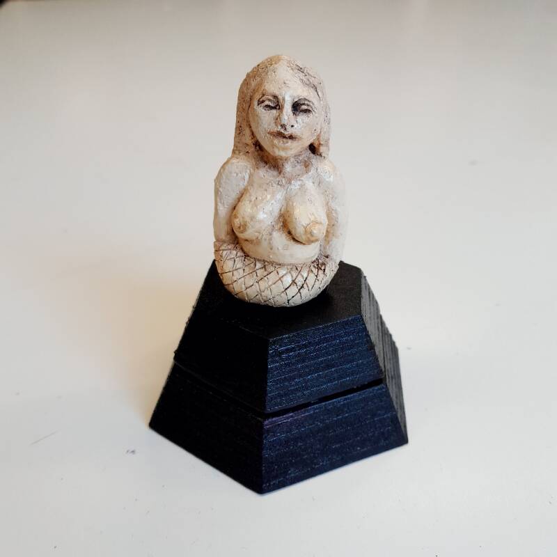 Zeemeermin op zeshoekig sokkeltje (Mermaid on hexagon pedestal) 2026. Ceramics, acrylic paint, wood