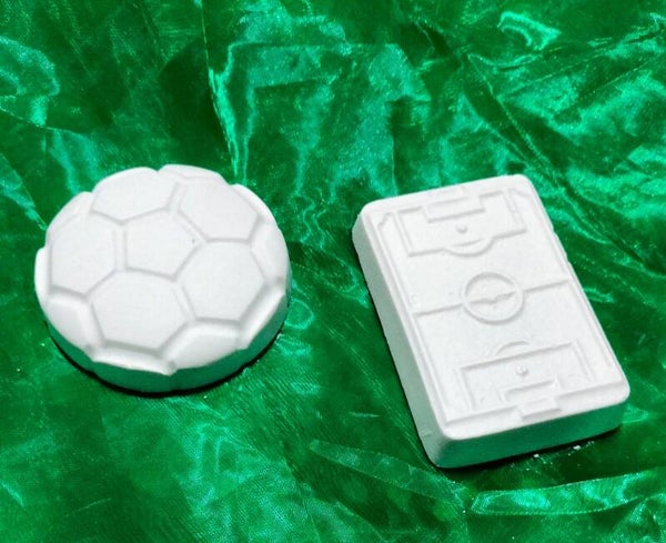 Yeso de cancha y balón de futbol