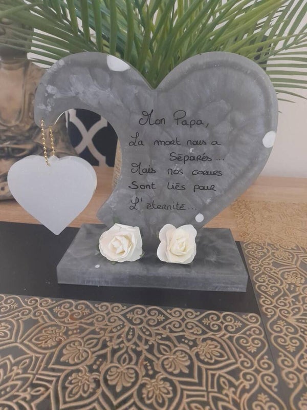 Plaque en résine N°7 Grand Coeur gris et deux roses blanches