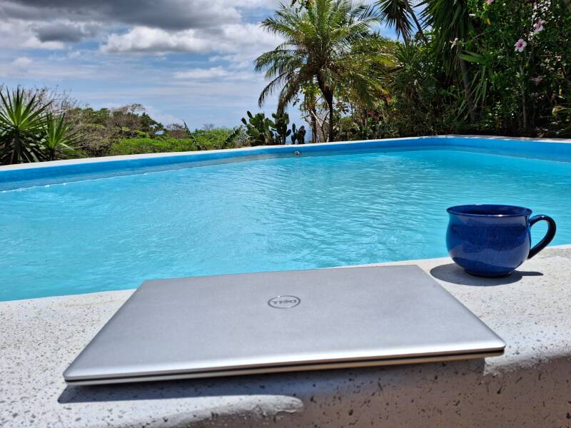  "Eva am blauen Pool in Costa Rica mit Laptop und Kaffee – Pura Vida Lifestyle"