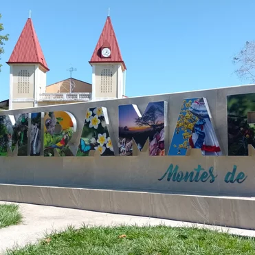 Ortsschild Miramar Costa Rica mit seiner Kirche im Hintergrund
