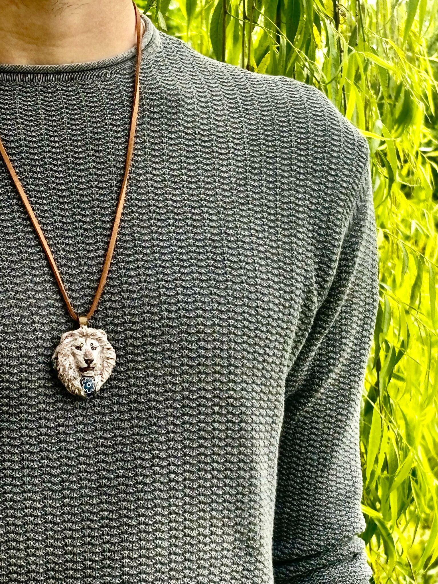 IL LEONE BIANCO "KIROS" E LE MURRINE: UN AMULETO DI FORZA, ARTE E DESTINO