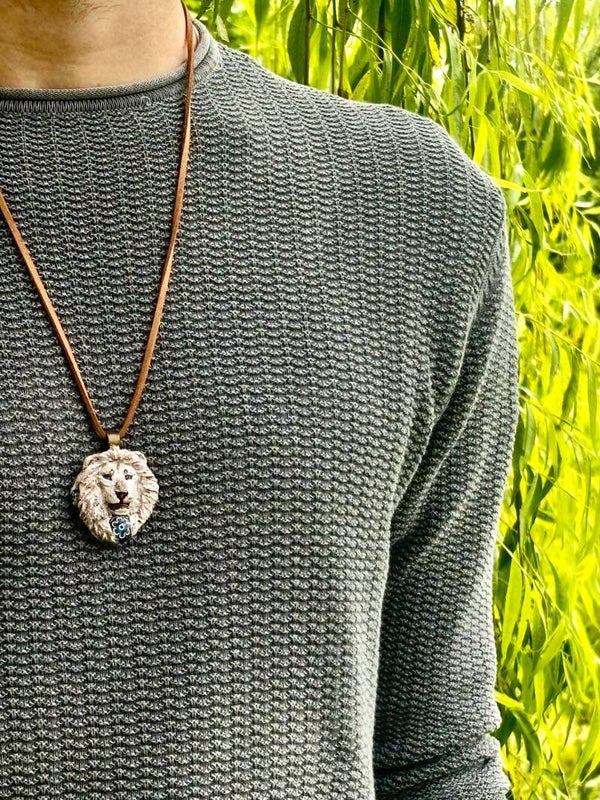 IL LEONE BIANCO "KIROS" E LE MURRINE: UN AMULETO DI FORZA, ARTE E DESTINO