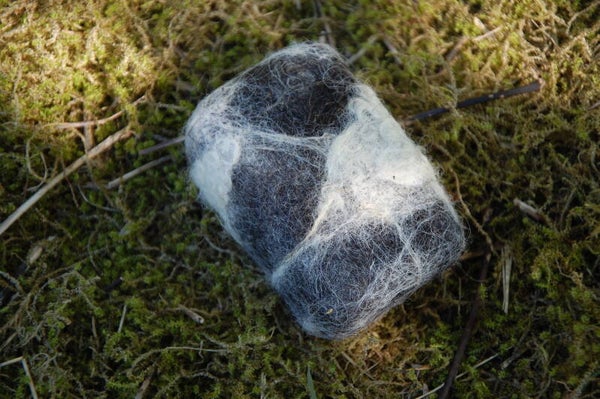 Filtet Sæbe, "Stenfår", naturfarver, hvid-sort, 100g