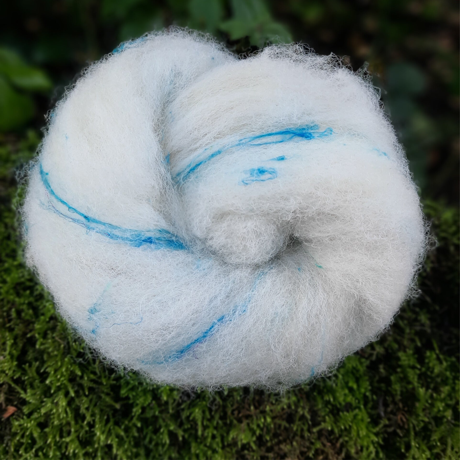 Karteflor Havets Brusen, Lleyn uld med Sari silke, hvid/blå, ca. 40 g