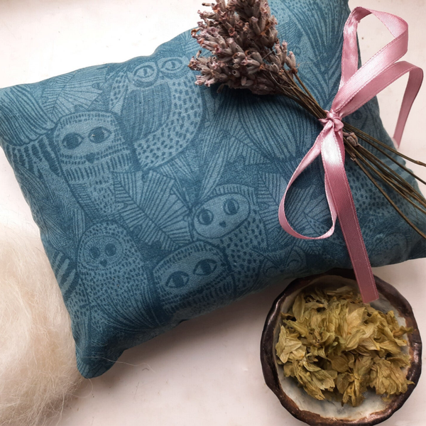 Lille Natugle – håndlavet urtepude med uld, humle og lavendel