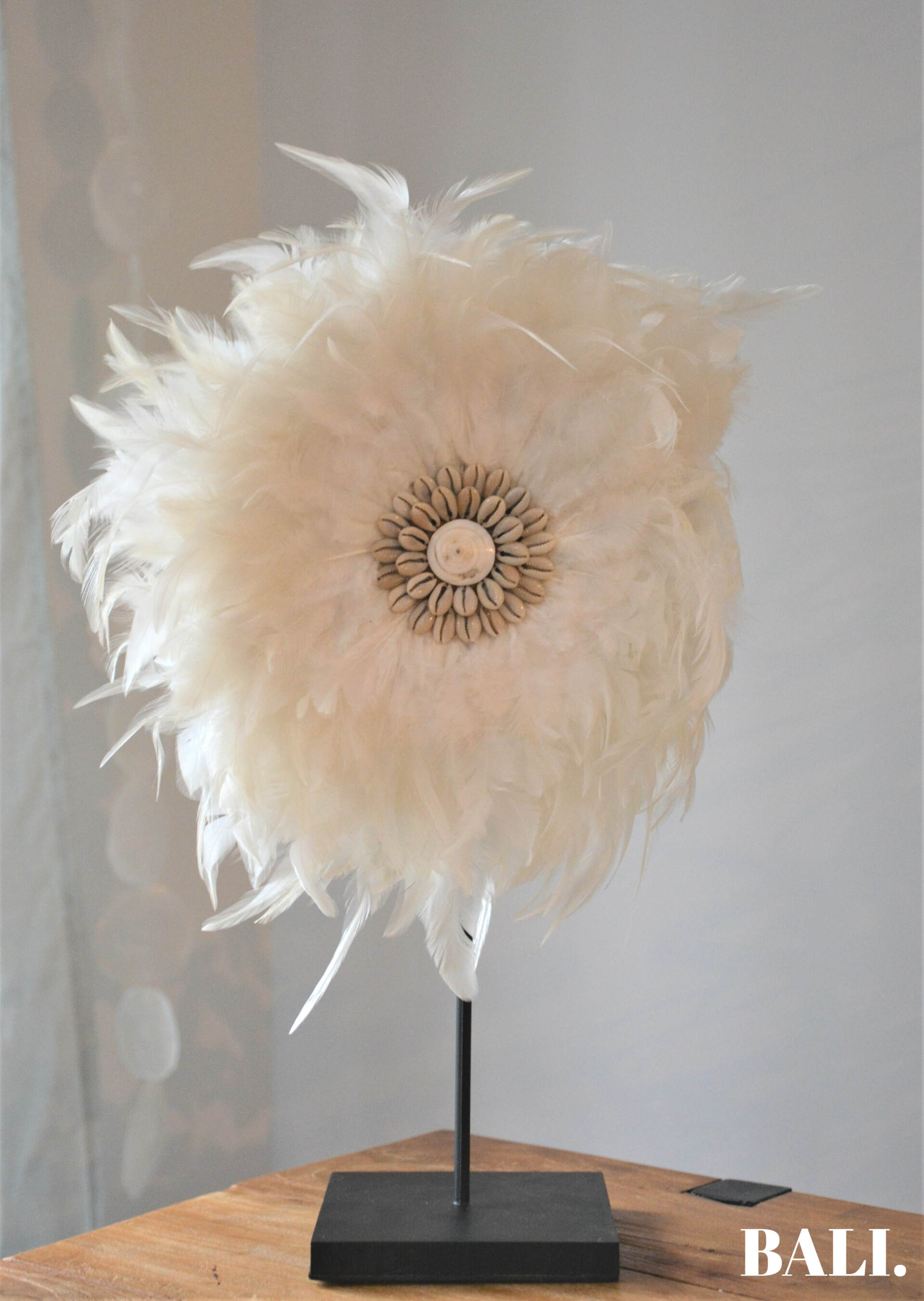 Staand wandbord met veren en schelpen | WIT