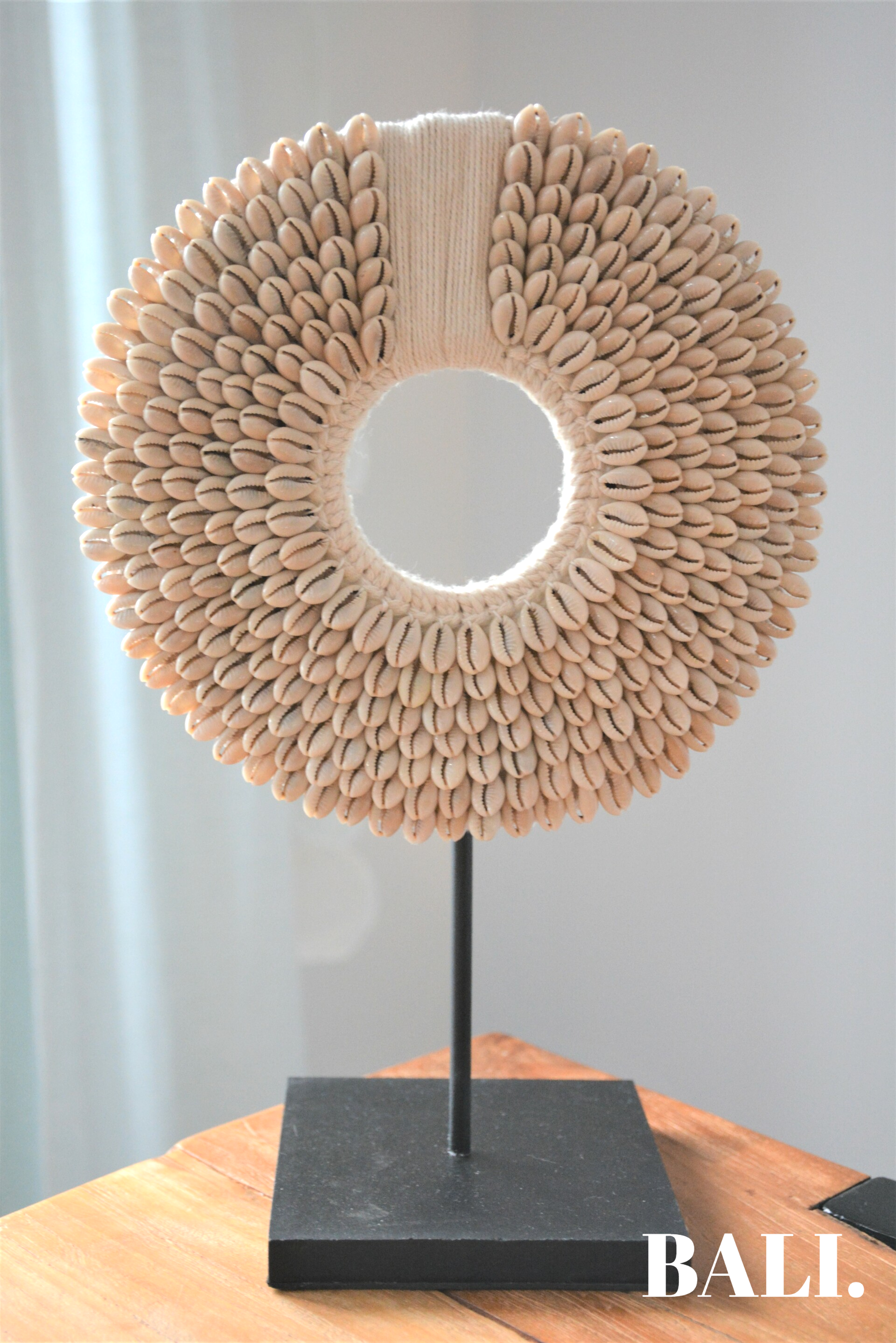 Schelpenketting op standaard - schelpen decoratie - Cangkang | Bali Lifestyle