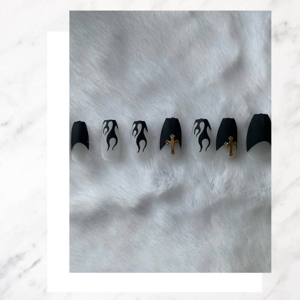 Press on nails black design