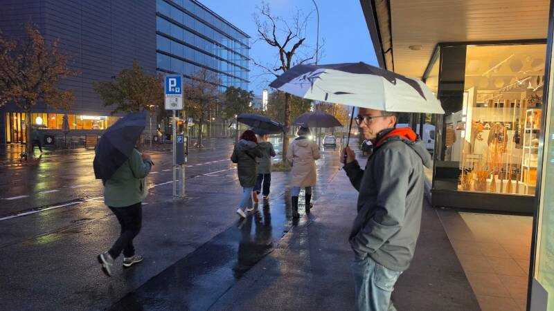 Auch der Regen hielt uns nicht davon ab, gemeinsam nach Hinweisen zu suchen.