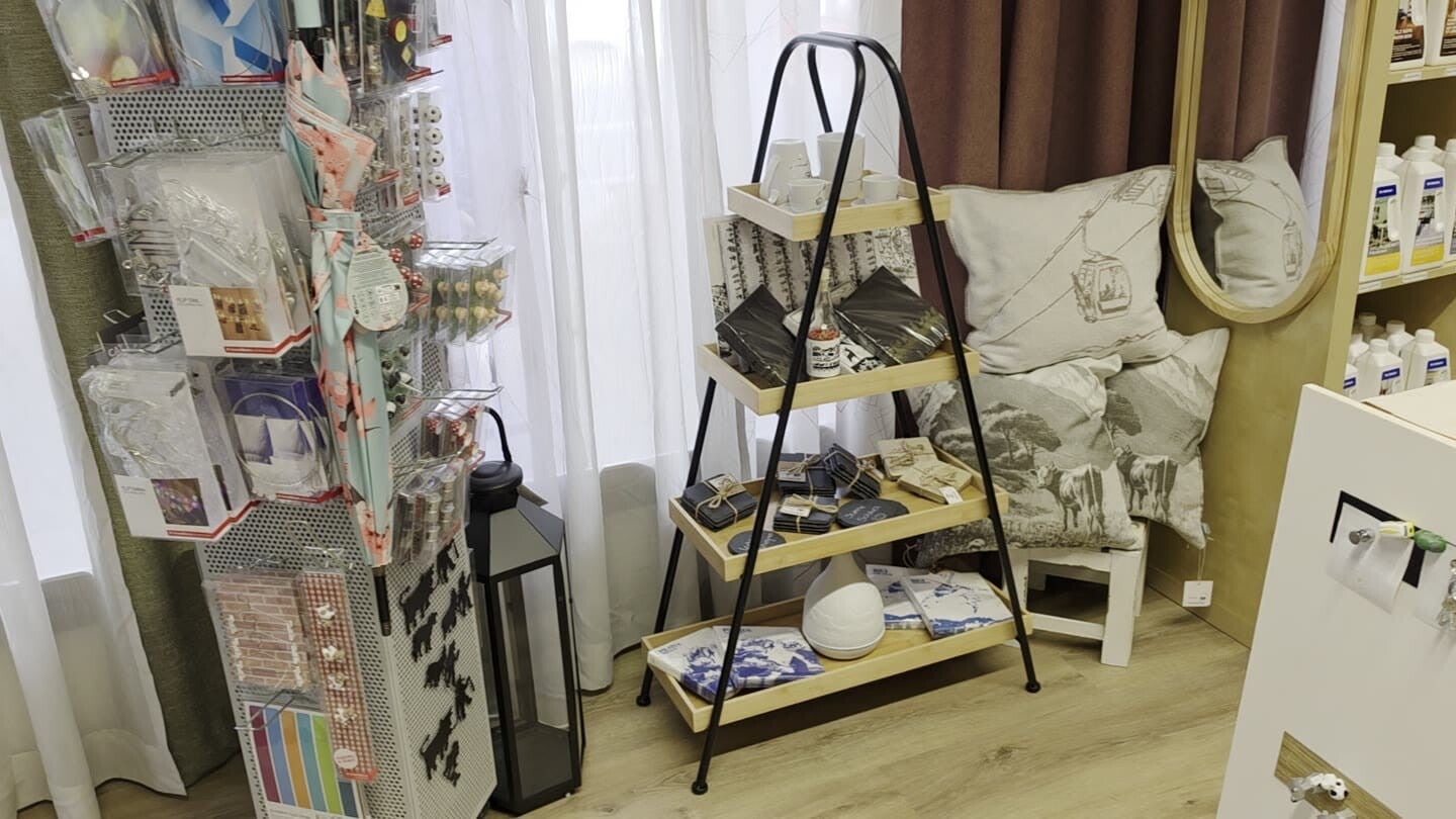 Neu eingerichteter Verkaufsbereich mit Wohnaccessoires und Geschenkideen im Geschäft in Sins