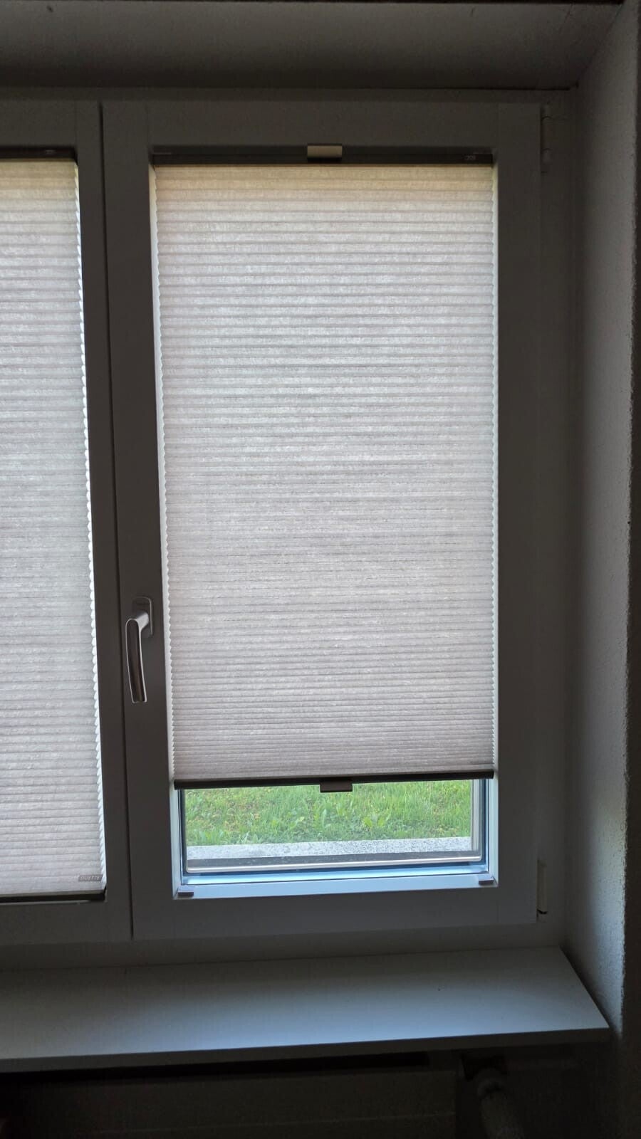 Flexibel einstellbares Wabenplissee am Fenster