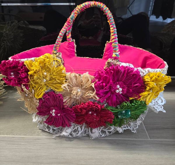 Cesta de playa rosa fuxia con flores