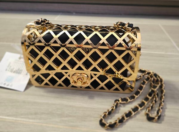 Bolso cofre dorado