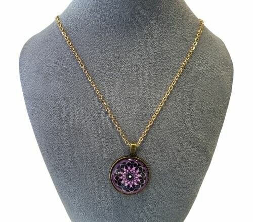 Ketting goudkleurig met een mandala hanger