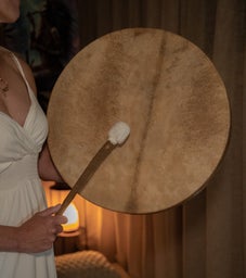 2 handen die schaal vast houden met salie, reinigende werking. En kaartendeck eronder, met spirituele wijsheden en inzichten
