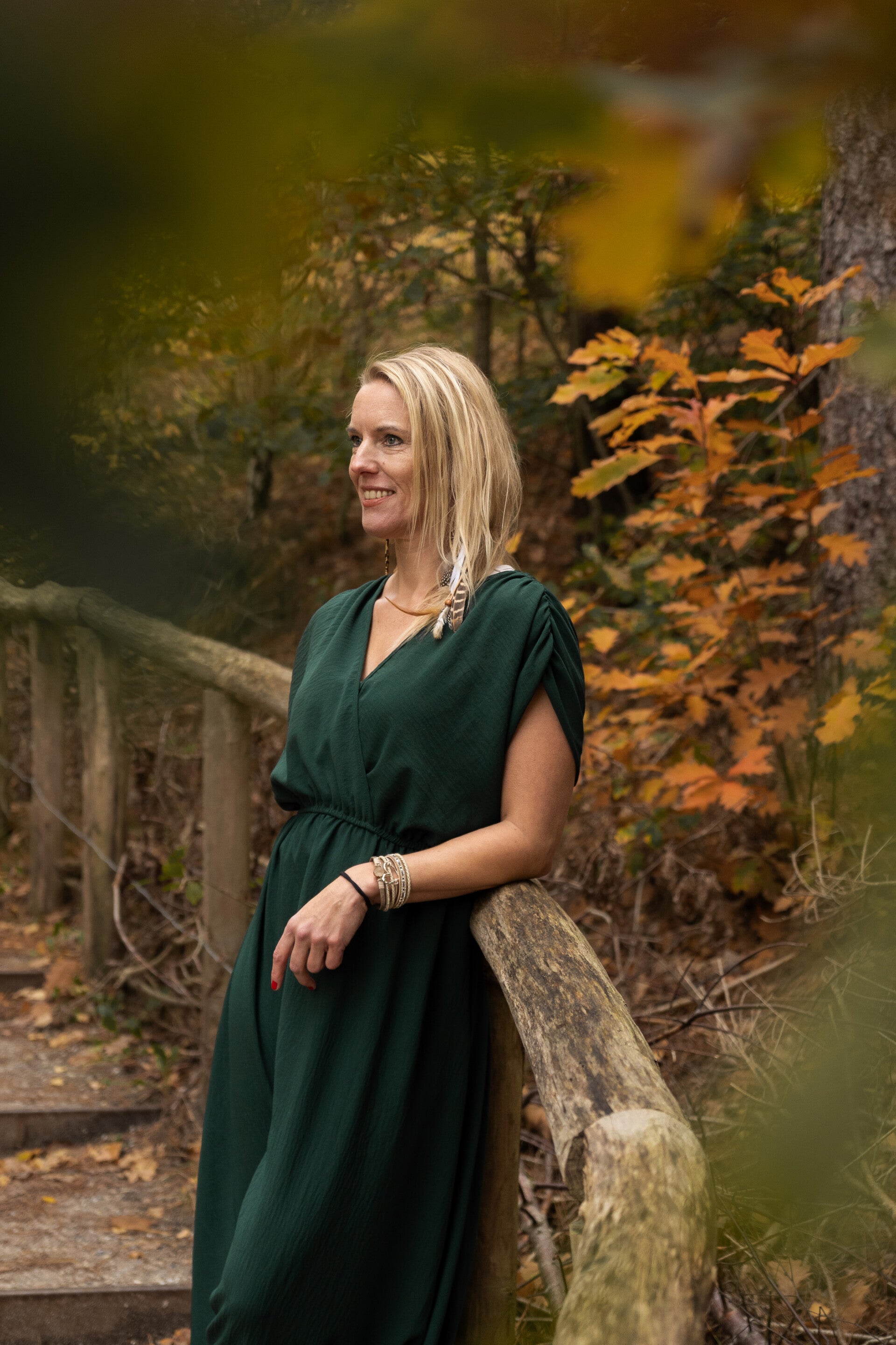 2 handen die schaal vast houden met salie, reinigende werking. En kaartendeck eronder, met spirituele wijsheden en inzichten