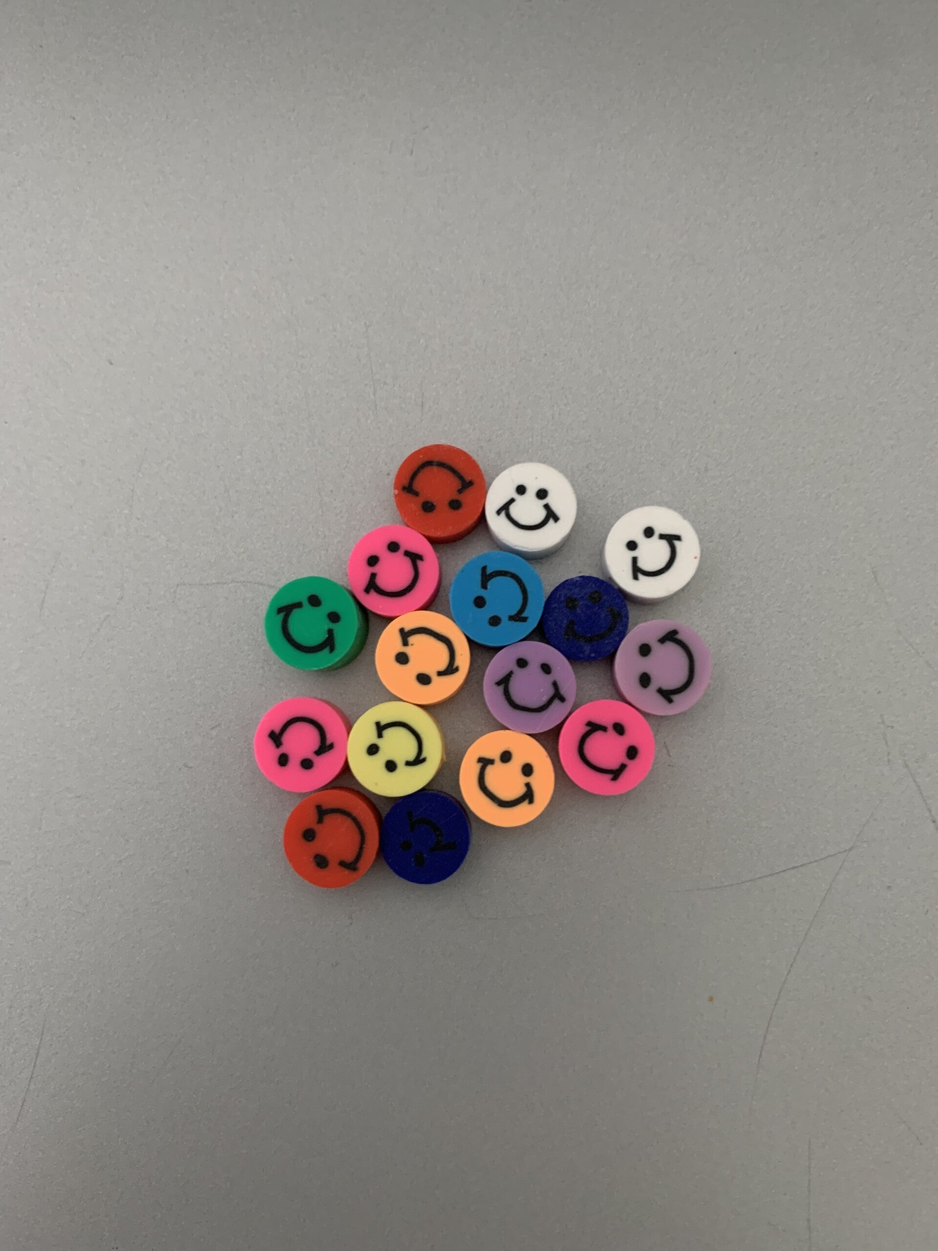 Polymeer smileykralen (per stuk)
