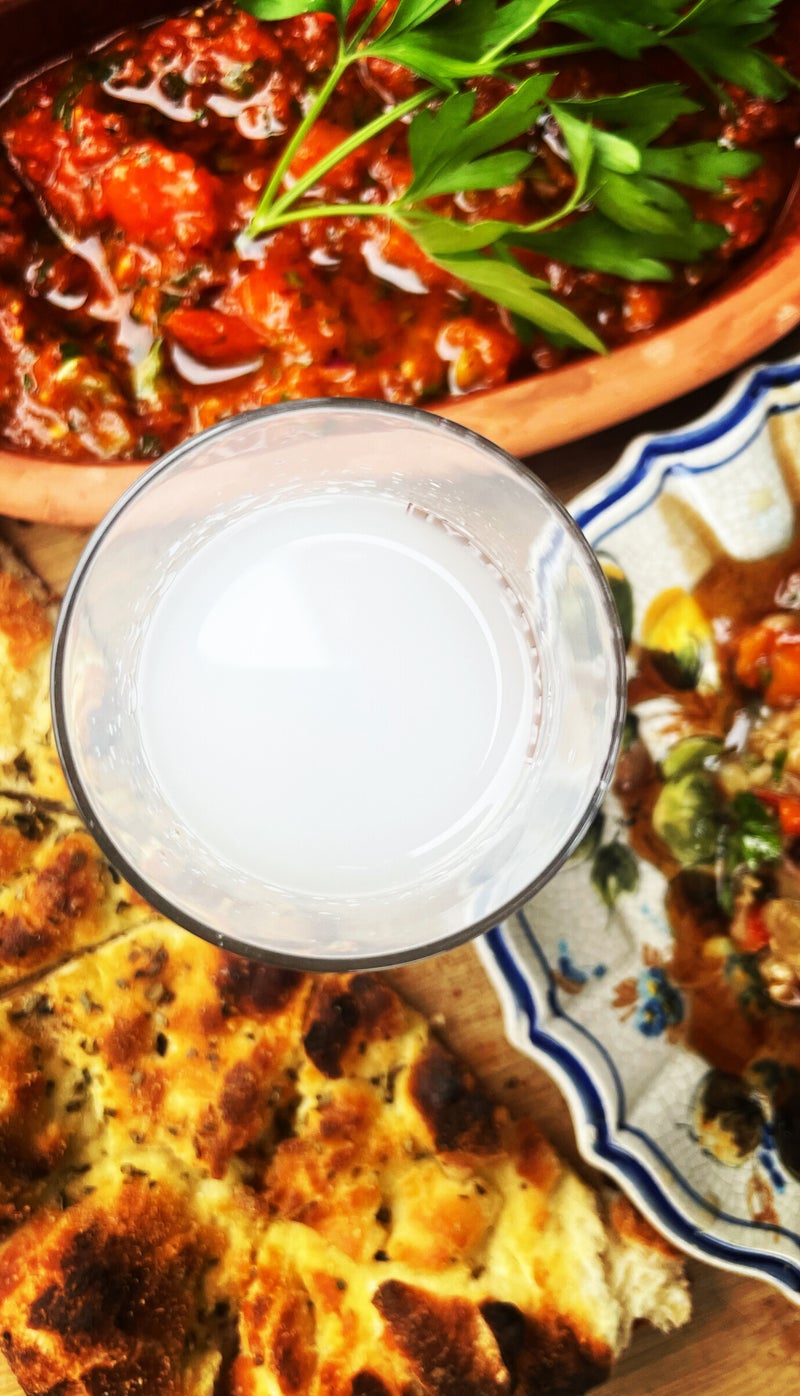 Spiegel ei met feta, lente-ui , cherry tomaten